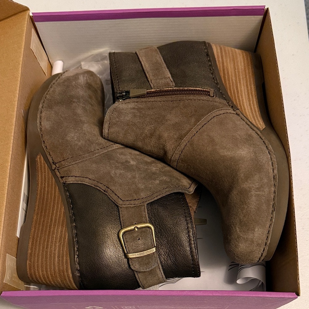Dansko Shirley Suede Booties
Color: Taupe
Size: 40